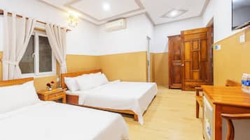 Espacio para trabajar con laptop, wifi gratis y ropa de cama