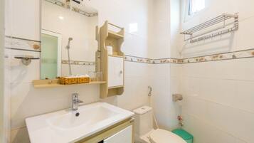 Habitación Deluxe | Baño | Regadera, regadera tipo lluvia, amenidades de baño gratuitas