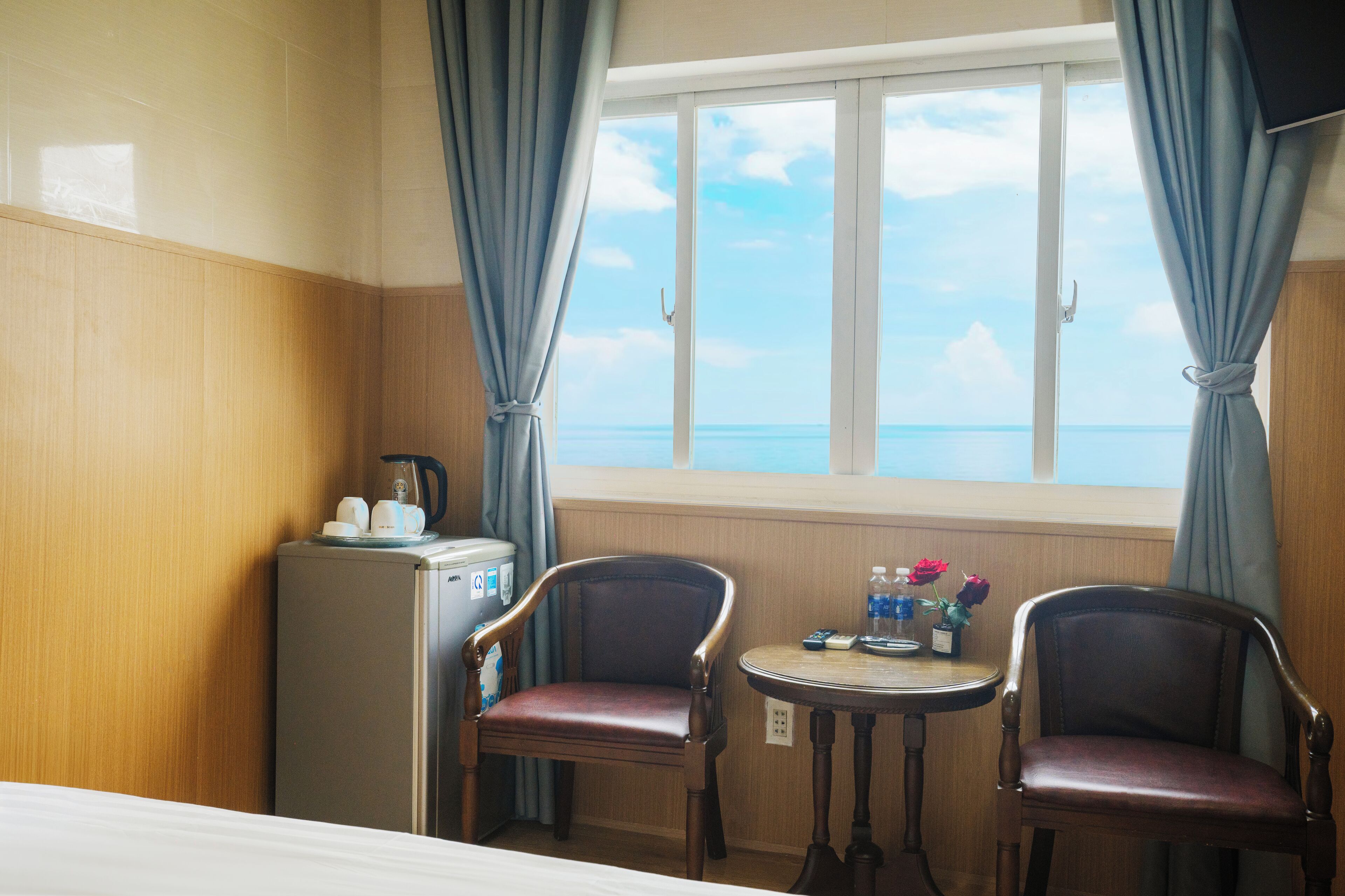 Deluxe Room | Living area | Flat-screen TV