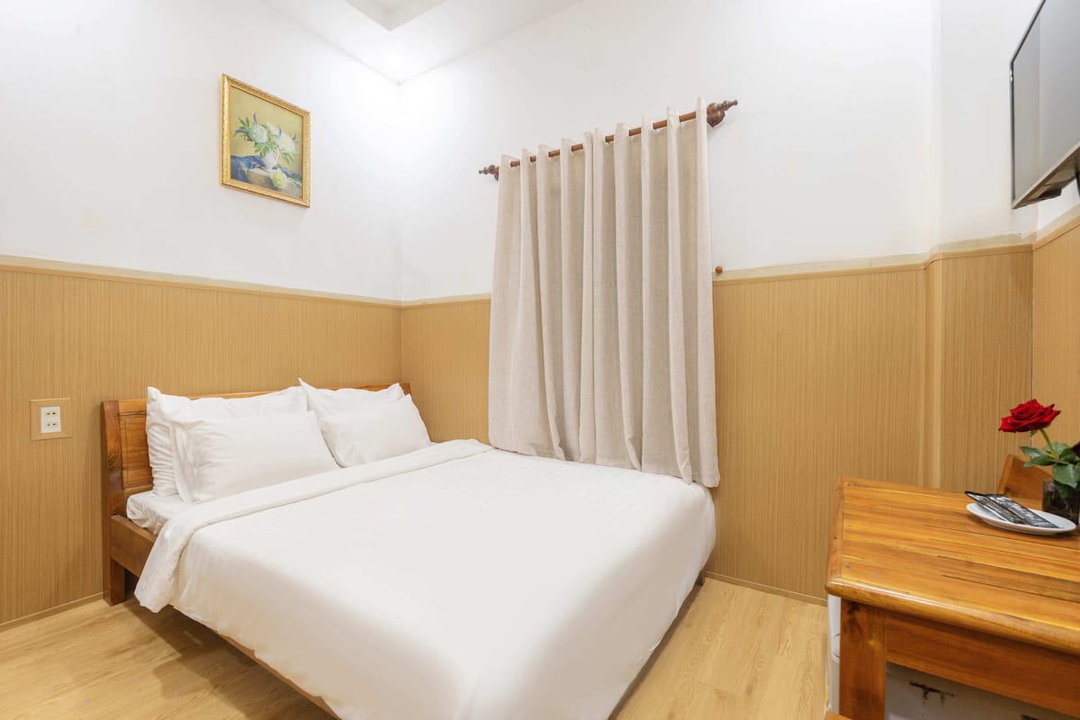 Laptop workspace, free WiFi, bed sheets