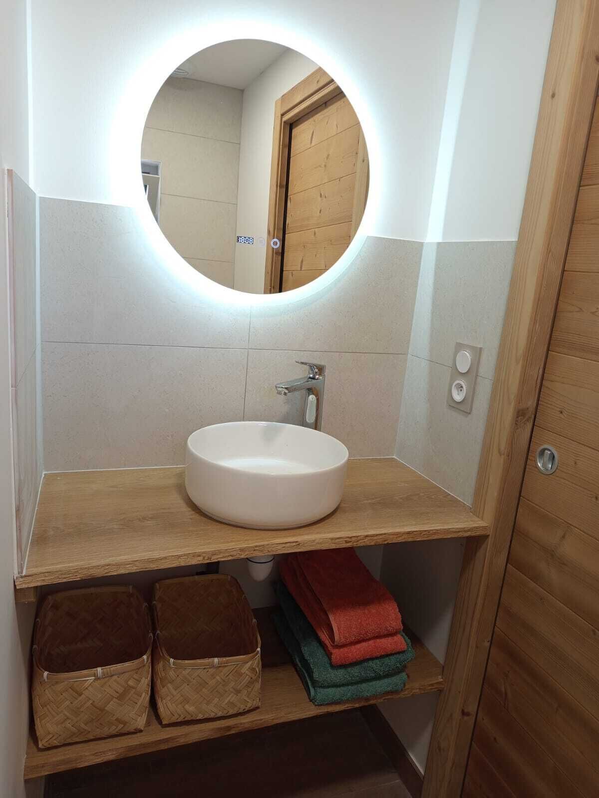 Regadera, secadora de cabello, toallas, papel de baño 