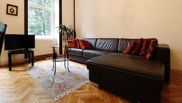 Una Smart TV, una chimenea