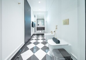 シャワー、ヘアドライヤー、タオル