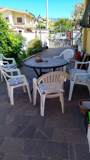 Outdoor dining - MAMITA Villa Vacation home ( Single rooms only in winter, prices on calendar. (FIUMICINO)