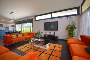 Living area - Spacious 4BR Villa w/ AC, Private Pool, BBQ & Sea Views – Costa Brava (Sant Feliu de Guíxols)