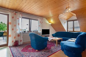 TV - Apartment 'Bodenseeblick' with Lake View, Private Terrace and Wi-Fi (Stockach - Espasingen)