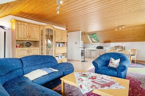 TV - Apartment 'Bodenseeblick' with Lake View, Private Terrace and Wi-Fi (Stockach - Espasingen)