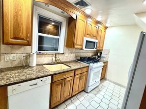 Fridge, microwave, oven, stovetop - Tranquil 4-bedroom house with AC in Elkins Park (Elkins Park)