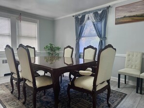 Dining - Tranquil 4-bedroom house with AC in Elkins Park (Elkins Park)