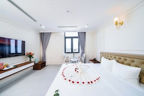 Executive Double Room | Minibar, in-room safe, desk, laptop workspace