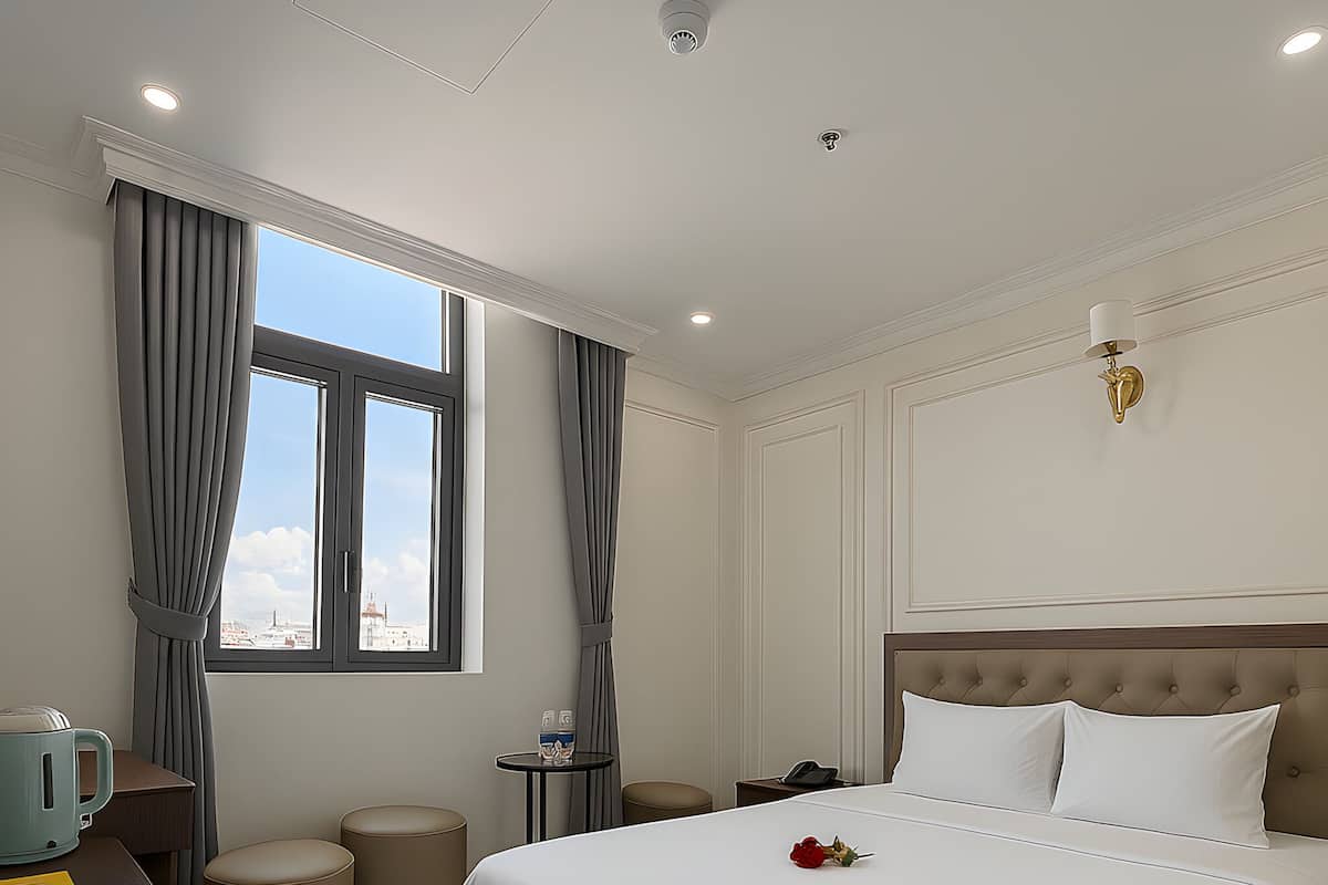 Deluxe Double Room | Minibar, in-room safe, desk, laptop workspace