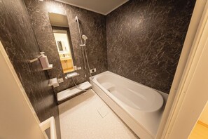 Lägenhet - 1 sovrum - icke-rökare - luftkonditionering (Room 201) | Badrum | Gratis toalettartiklar, hårtork, schampo och toalettpapper