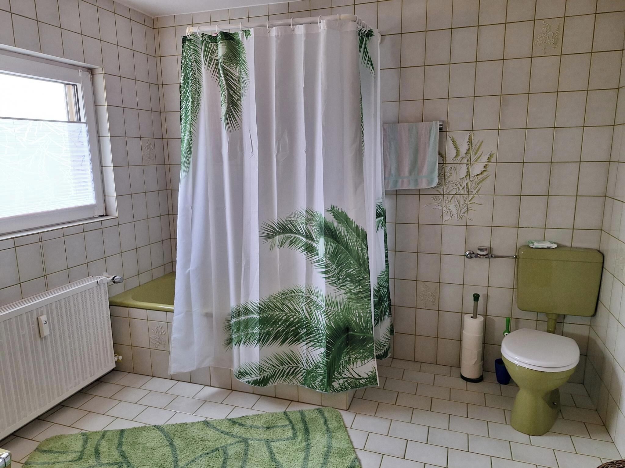 Een haardroger, handdoeken, zeep, toiletpapier