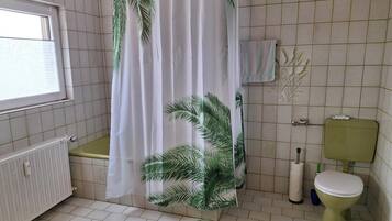 Een haardroger, handdoeken, zeep, toiletpapier