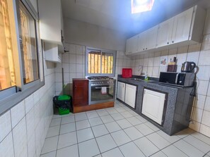 Kjøleskap, mikrobølgeovn, kokeplater og kjøkkenutstyr