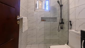 Een douche, handdoeken