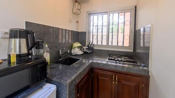 Fridge, microwave, stovetop, cookware/dishes/utensils