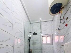 Een douche, handdoeken