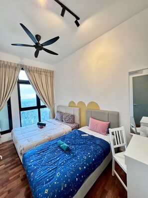 3 slaapkamers, een strijkplank/strijkijzer, gratis wifi, beddengoed