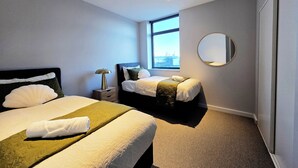 2 bedrooms, iron/ironing board, internet, bed sheets - Modern 2BR Apartment in Lower Hutt's Heart (Lower Hutt)