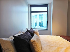 2 bedrooms, iron/ironing board, internet, bed sheets