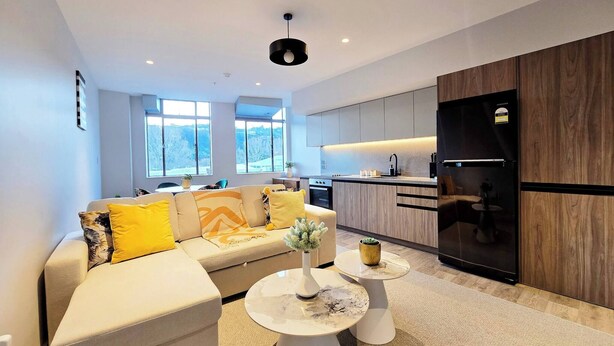 TV, books - Modern 2BR Apartment in Lower Hutt's Heart (Lower Hutt)