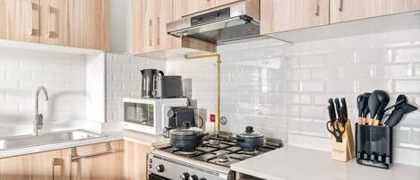 Jääkaappi, mikroaaltouuni, uuni, liesi