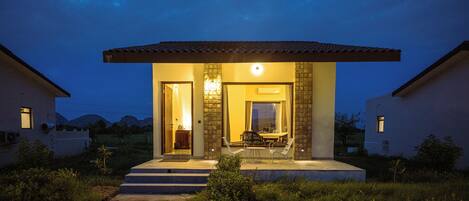 Habitación doble superior, balcón | Espacio para trabajar con un portátil y wifi gratis