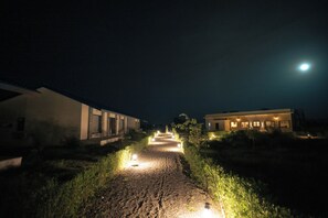 ด้านหน้าที่พัก - ตอนเย็น/กลางคืน