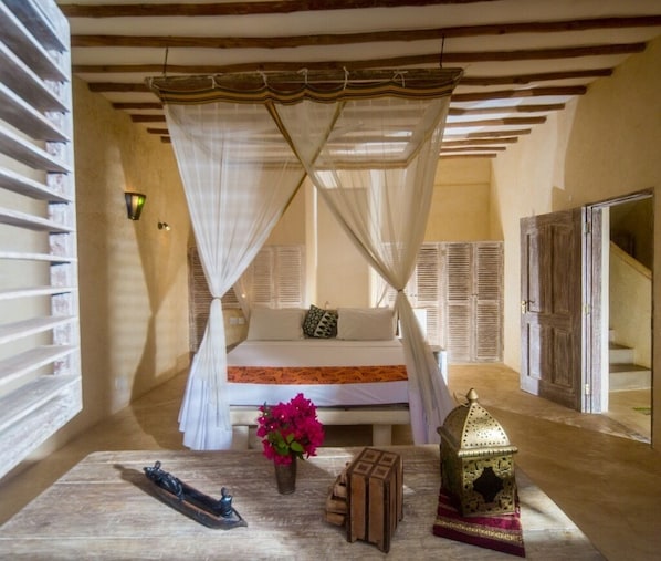 4 bedrooms, iron/ironing board, free WiFi, bed sheets