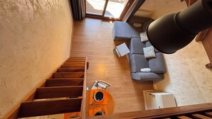 Een modern interieur met een trap die naar een balkon leidt.