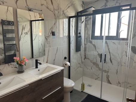 Shower, hair dryer, towels, soap. Cosy and Comfortable House