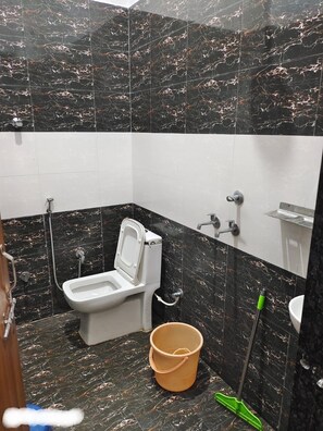 Family Room | Bathroom | Towels, soap, shampoo - Shyam Krapa Hotel (Shri Madhopur)