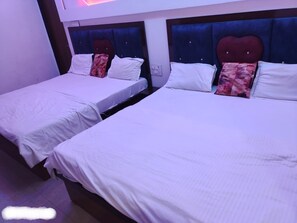 Phòng Cao cấp | Bộ đồ giường cao cấp, bàn, khu vực làm việc phù hợp cho laptop