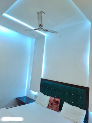 Family Room | Premium bedding, desk, laptop workspace, rollaway beds - Shyam Krapa Hotel (Shri Madhopur)