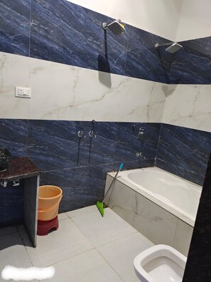 Chambre luxueuse | Salle de bain | Serviettes fournies, savon, shampooing