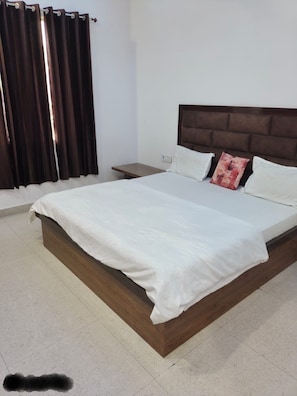 Premium bedding, desk, laptop workspace, rollaway beds - Shyam Krapa Hotel (Shri Madhopur)