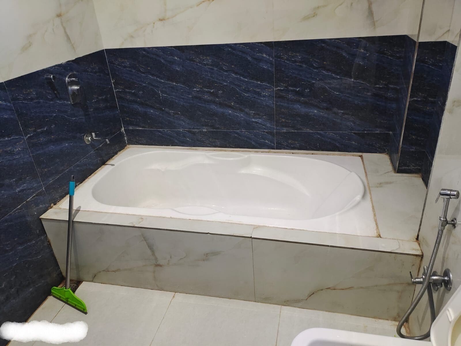 Luxury Room | Bathroom | Towels, soap, shampoo