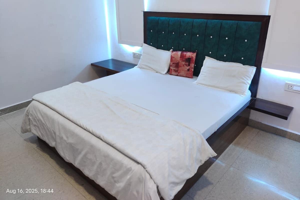 Habitación familiar | Ropa de cama de alta calidad y escritorio