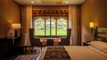 Junior Suite | Peti besi dalam bilik, meja, ruang kerja komputer riba