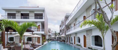 Außenpool, geöffnet von 07:00 Uhr bis 18:00 Uhr, Sonnenschirme