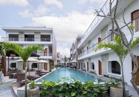 Piscina externa, funciona das 7h às 18h, guarda-sóis, espreguiçadeiras