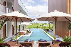 Piscina externa, funciona das 7h às 18h, guarda-sóis, espreguiçadeiras