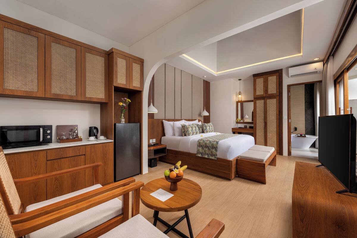 Executive Villa | Minibar, in-room safe, desk, blackout drapes