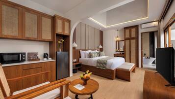 Peti besi dalam bilik, langsir/tirai gelap terus