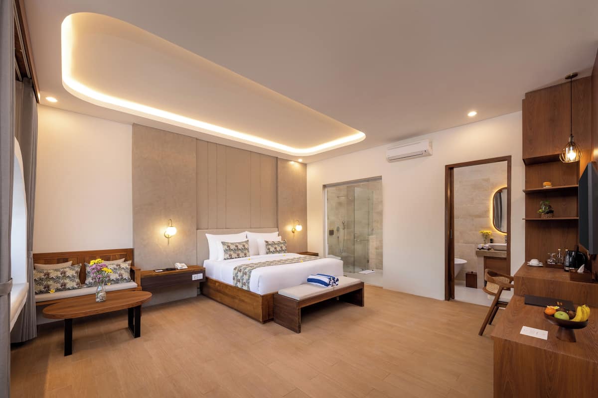 Suite Room | Una cassaforte in camera, tende oscuranti, ferro/asse da stiro