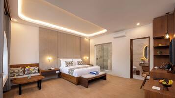 Suite Room | Caja de seguridad en la habitación y cortinas blackout