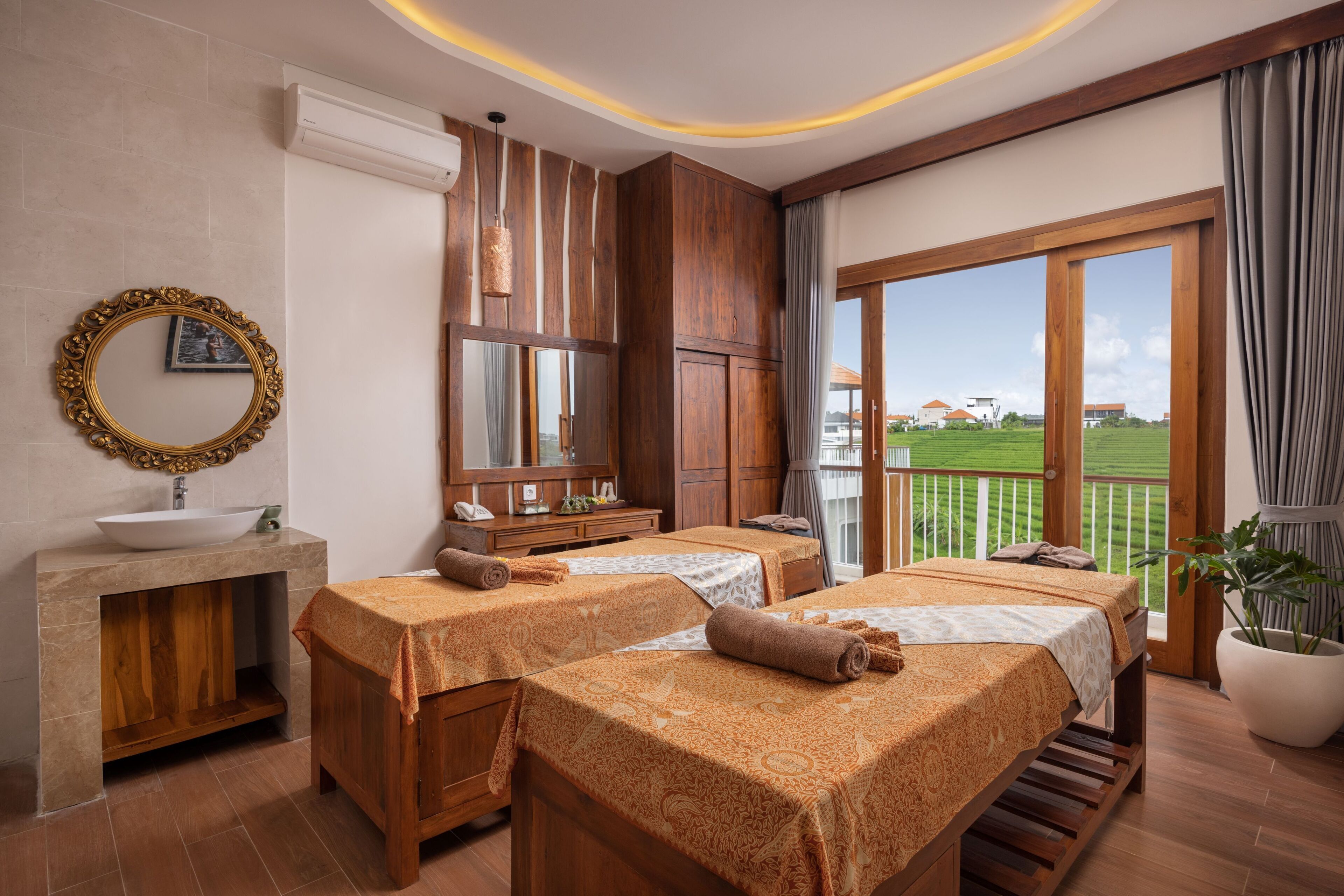 2 treatment rooms, massages