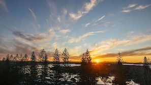 Miscellaneous - Sunny'S 2 - Front Row Seats to Sunset - Holiday Yamba (Yamba)