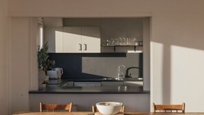 Køleskab, mikrobølgeovn, ovn, kogeplade